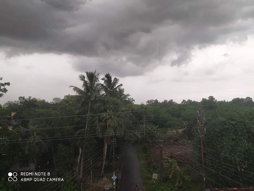 ‘अम्फान’ चक्रीवादळाचा धोका लक्षात घेता रविवारी ओडिशा आणि पश्चिम बंगालमध्ये एनडीआरएफची पथकं तैनात करण्यात आली आहेत. ‘अम्फान’ चक्रीवादळाचा धोका लक्षात घेता रविवारी ओडिशा आणि पश्चिम बंगालमध्ये एनडीआरएफची पथकं तैनात करण्यात आली आहेत.