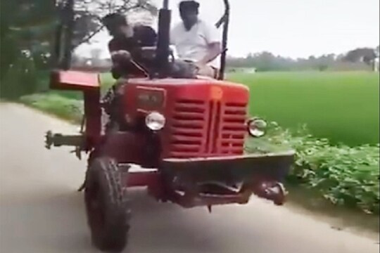 'अशी पुढे जाणार अर्थव्यवस्था', आनंद महिंद्रांनी शेअर केला ट्रॅक्टरचा जुगाड VIDEO