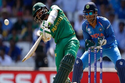 पाकिस्तानी क्रिकेटपटूने त्याची बॅट आणि जर्सीचा लिलाव केला. त्यातील बॅटची खरेदी पुण्यातील म्युझियमने केली आहे.