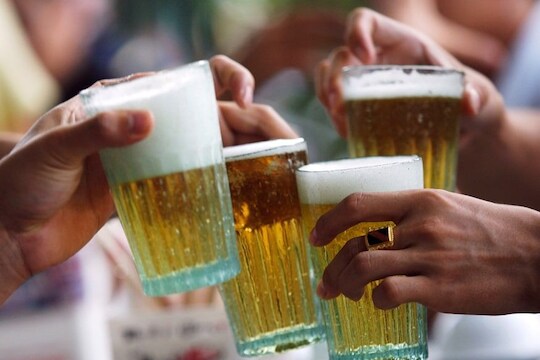 मुंबईहून परतलेल्या तरुणींचा बिअरसाठी क्वारंटाईन सेंटरमध्ये गोंधळ, कपडे काढले...मुलाला बाल्कनीतून फेकून देण्याची दिली धमकी