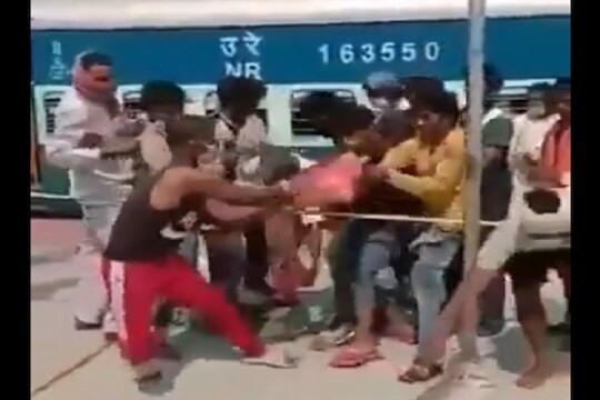 VIDEO : पोटाची खळगी भरण्यासाठी मजूर भिडले, प्लॅटफॉर्मवर बिस्कीटांसाठी तुफान राडा