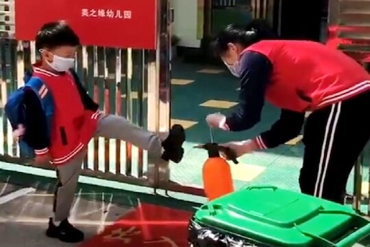 लहान मुलांना कोरोनापासून वाचवण्यासाठी आला 'वॉरिअर रोबोट', पाहा VIDEO