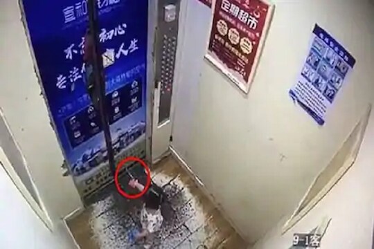 ...आणि लिफ्टच्या दरवाजाला लटकली चिमुरडी; काळजाचा ठोका चुकवणारा VIDEO व्हायरल