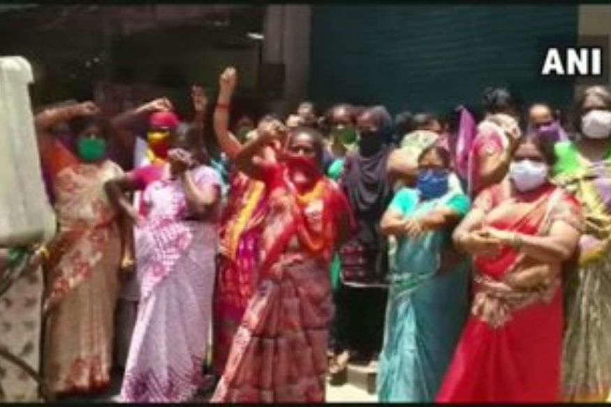 सरकारच्या निर्णयावर महिला झाल्या आक्रमक; भाजी बाजार 3 तास आणि दारुची दुकाने 7 तास खुली