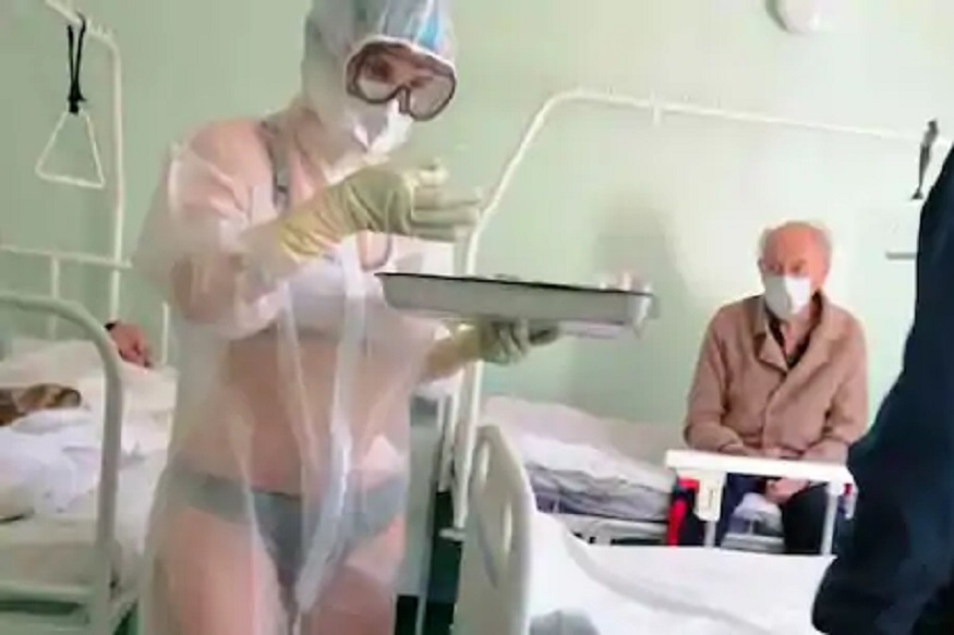 PPE सूटच्या आत फक्त इनर घालून ही नर्स करतेय कोरोना रुग्णांवर उपचार, PHOTO VIRAL
