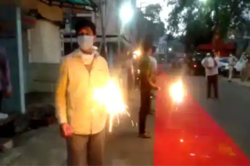 45 वर्षे खाकी वर्दीसाठी तैनात असलेल्या योद्ध्याने कोरोनाला हरवलं, अधिकाऱ्यांनी फिल्मी स्टाइलने केलं Welcome