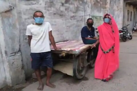 मुंबई आणि शहरातील इतर भागातून मोठ्या संख्येने नागरिक शक्य त्या परिस्थितीत त्यांचं गाव गाठण्याचा प्रयत्न करीत आहेत