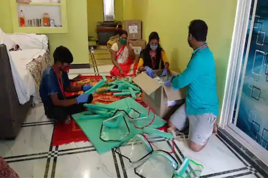 कर्तव्यात कसूर नाही! घरी बसून फेस शील्ड तयार करतेय CRPF ची महिला जवान