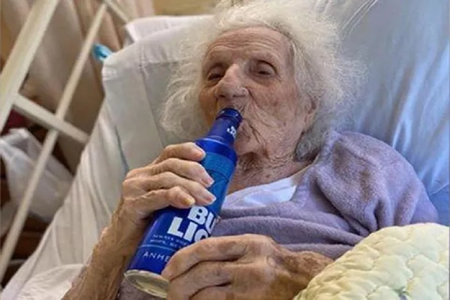 जगातभारी VIDEO! 103 वर्षांच्या आजींनी कोरोनाला हरवताच उघडली बिअरची बॉटल