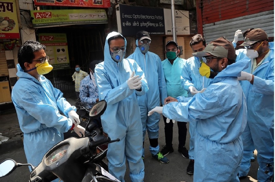 देशातील कोरोनावर उपचार घेत असलेल्या रुग्णांपैकी 79% रुग्ण 10 राज्यांमध्ये आहेत. यामध्ये सर्वात जास्त 25.38% महाराष्ट्रात आहेत. तर केरळमध्ये हे प्रमाण 11.26% आहे. आता केरळपाठोपाठ कर्नाटकातही कोरोना रुग्णांची संख्या वाढली आहे. देशातील कोरोनावर उपचार घेत असलेल्या रुग्णांपैकी 79% रुग्ण 10 राज्यांमध्ये आहेत. यामध्ये सर्वात जास्त 25.38% महाराष्ट्रात आहेत. तर केरळमध्ये हे प्रमाण 11.26% आहे. आता केरळपाठोपाठ कर्नाटकातही कोरोना रुग्णांची संख्या वाढली आहे.