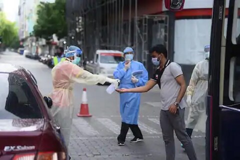 अहमदाबाद (Ahmedabad) शहरात जवळपास 14000 लोकं अशी आहेत, ज्यांच्यामुळे Coronavirus च्या संक्रमणाचा धोका जास्त आहे.
