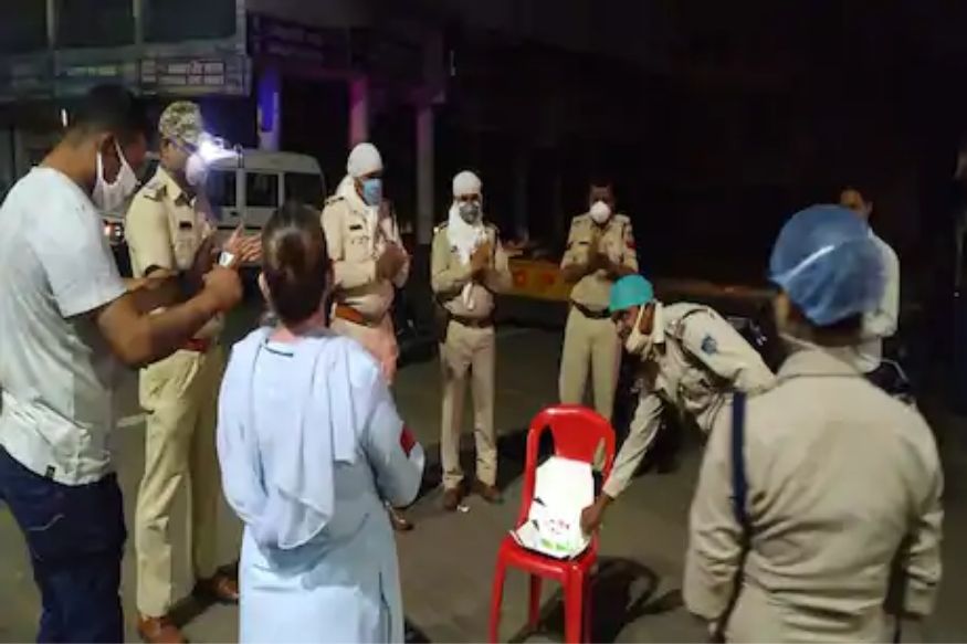 ...आणि कोरोना योद्धा गहिवरला, सहकारीच झाले कुटुंबीय; वाढदिवशी रस्त्यावरच केक कापून दिल्या शुभेच्छा