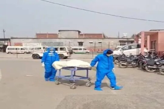 कोरोना वॉर्डमधील कोसळणारा धबधबा पाहून रुग्णही झाले हैराण; VIDEO पाहून म्हणाल काय हे?