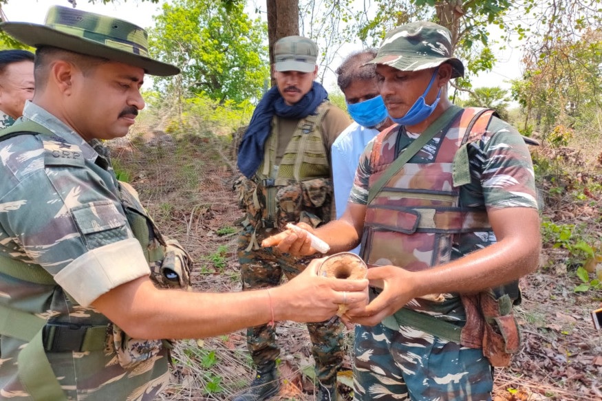 CRPF जवानांच्या युक्तीने मोठा हल्ला टळला, जेवणाच्या भांड्यात नक्षलवाद्यांनी ठेवला होता IED बॉम्ब
