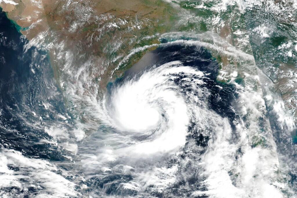 बंगालच्या उपसागरात घोंंघावत असलेलं अम्फन (Cyclone Amphan) चक्रीवादळ दुपारी अडीच वाजता जमिनीला धडकलं. बंगालच्या उपसागरात घोंंघावत असलेलं अम्फन (Cyclone Amphan) चक्रीवादळ दुपारी अडीच वाजता जमिनीला धडकलं.