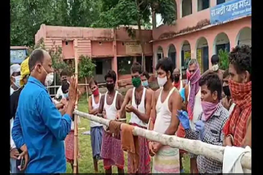 दरभंगा - जेवणात विंचू आढळल्याने मजुरांमध्ये चिंतेचं वातावरण पाहायला मिळाले