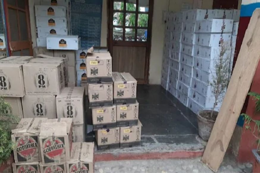धक्कादायक! लॉकडाऊनमध्ये पोलिसचं करीत होता दारूची विक्री, स्टिंग ऑपरेशमुळे बिंग फुटलं