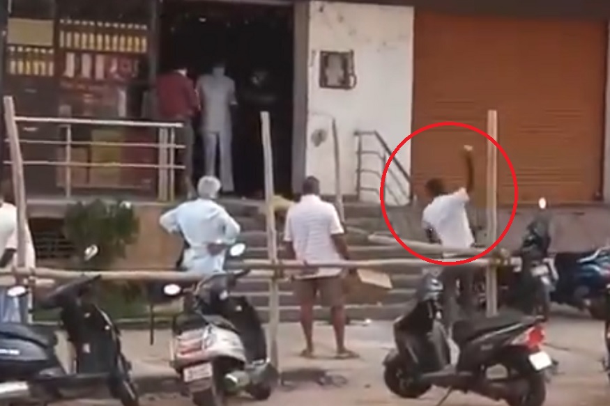 VIDEO : दुकानं उघडताच तळीरामानं असं काही केलं की ते पाहून तुम्हीही म्हणाल बस्स एवढचं बाकी होतं