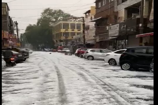 दिल्लीतील रस्ते पाहून व्हाल हैराण! एका रात्रीत पसरली बर्फाची चादर, पाहा VIDEO