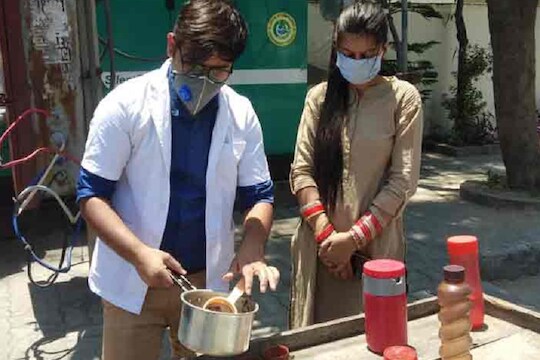 Lockdown मध्ये रुग्णालयाने डॉक्टरला काढून टाकलं, निषेधार्थ सुरू केला चहाचा गाडा