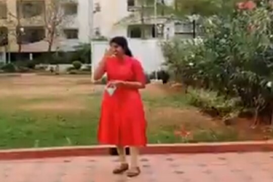VIDEO:आम्हाला तुमचा अभिमान आहे! 'कोरोना योद्धा' असणाऱ्या डॉक्टरचं सोसायटीमध्ये असं झालं स्वागत