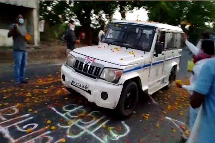 कोरोनाशी लढणाऱ्या SRPF च्या जवानांचे आधी केले जंगी स्वागत, त्यानंतर...