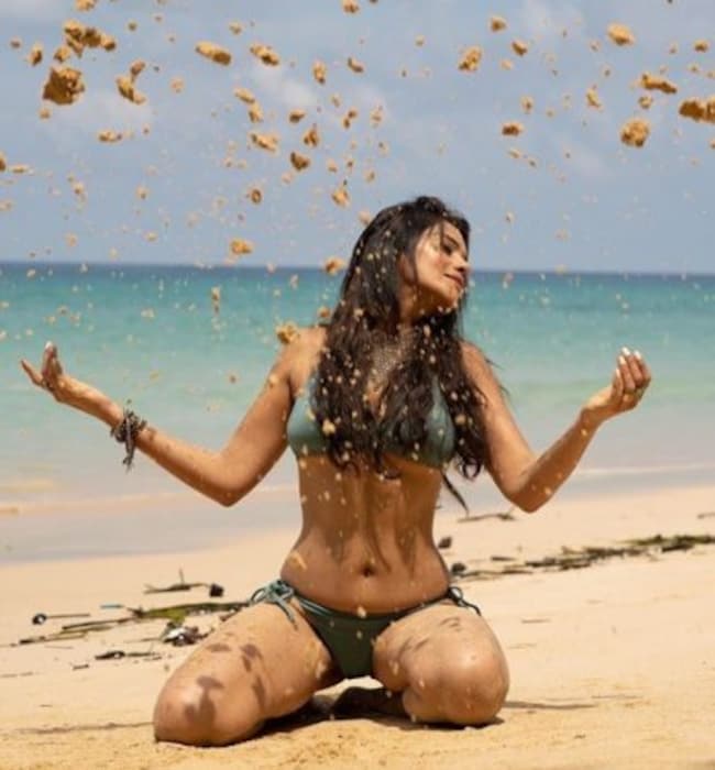 तिच्या बोल्ड लूकनं लॉकडाऊनमध्ये चाहत्यांना घायाळ केलं आहे. काही दिवसांपूर्वी मेघा पतीसोबत घटस्फोट घेत असल्याच्या चर्चा रंगल्या होत्या. 