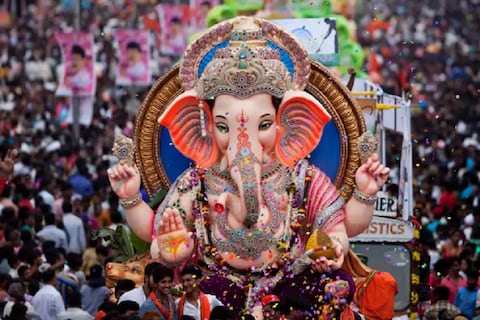 गणेशोत्सवाच्या स्वरूपासंदर्भात पुण्यातील सर्व गणेश मंडळाना विश्वासात घेऊन बैठक घेण्यात येणार आहे.