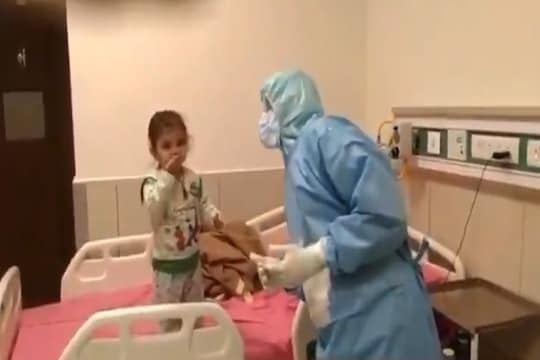 किती गोड! कोरोना पॉझिटिव्ह असलेल्या 15 महिन्यांच्या चिमुकलीनं डॉक्टरांना दिलं Flying Kiss