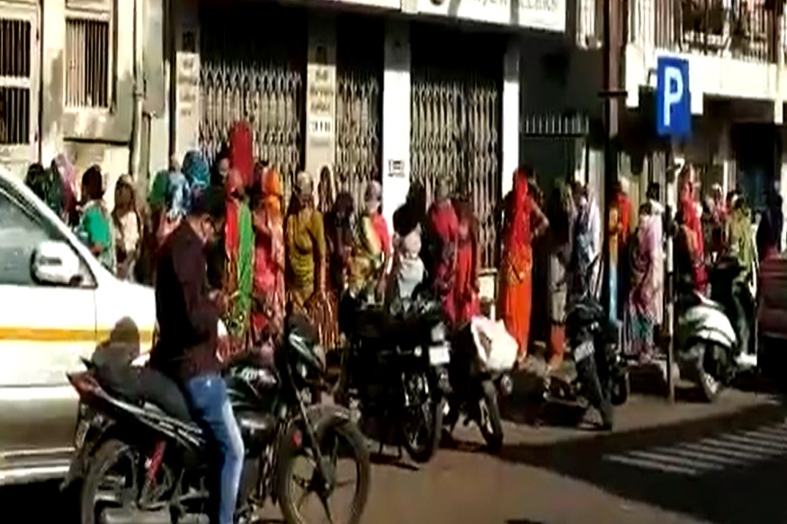 बाबो! दारूनंतर खर्रा आणि तंबाखूसाठी एवढी मोठी रांग, महिला आघाडीवर