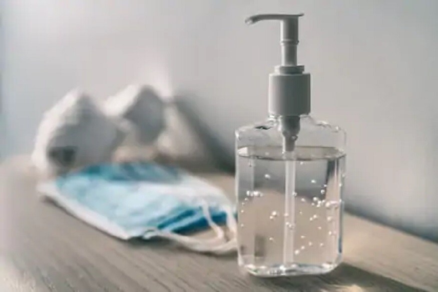त्याच बरोबर पेट्रोल पंप, फॅब्रिकेशन, वेल्डिंग होत असलेल्या ठिकाणां जवळ जात असतांना सॅनिटायझर जवळ बाळगणं धोक्याचं ठरू शकते. त्याच बरोबर पेट्रोल पंप, फॅब्रिकेशन, वेल्डिंग होत असलेल्या ठिकाणां जवळ जात असतांना सॅनिटायझर जवळ बाळगणं धोक्याचं ठरू शकते.