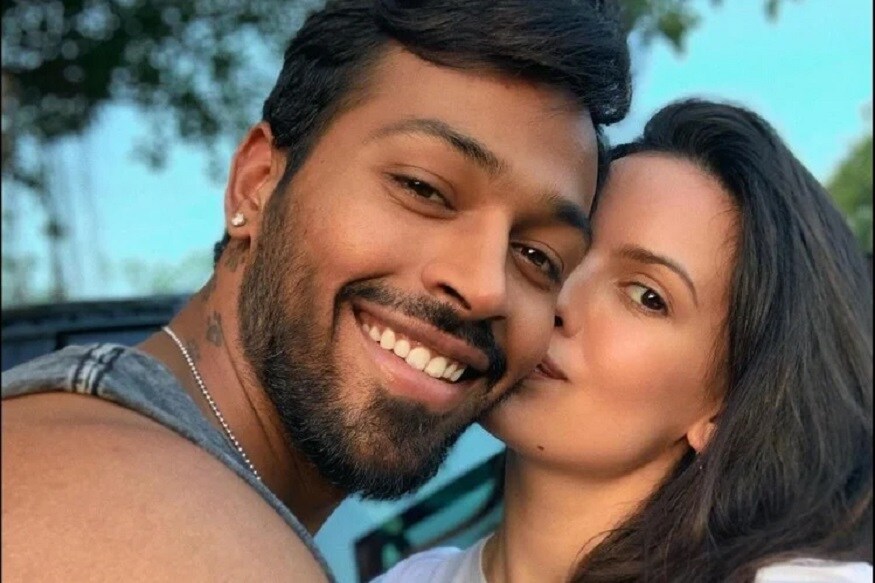 या फोटोमध्ये नताशा हार्दिकच्या गालांवर किस करताना दिसत आहे. हा फोटो सध्या सोशल मीडियावर व्हायरल झाला आहे. या फोटोमध्ये नताशा हार्दिकच्या गालांवर किस करताना दिसत आहे. हा फोटो सध्या सोशल मीडियावर व्हायरल झाला आहे.
