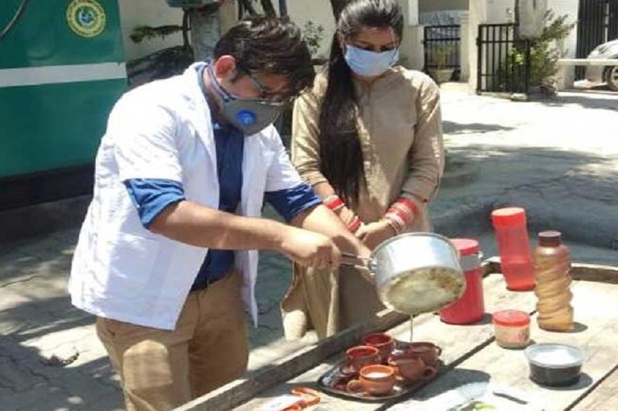 कोरोना योद्ध्यावर आली वाईट वेळ! पगार मागितला म्हणून गेली नोकरी, पोट भरण्यासाठी एक डॉक्टर झाला चायवाला