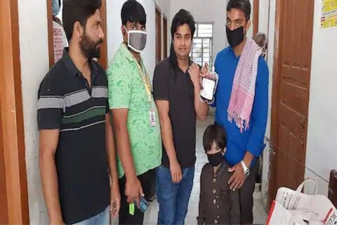 कोरोनासारख्या संकटात अनेक मदतीचे हात पुढे येत आहे. यातून एकमेकांमधील प्रेम, आदराची भावना वाढत आहे.