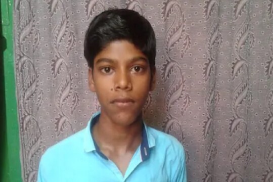 शेतकऱ्याच्या मुलाने भाजी विकून केला अभ्यास तरी झाला दहावीचा टॉपर