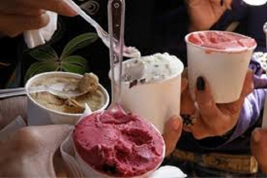गरमीपासून आराम मिळावा म्हणून आईस्क्रिम तर अजिबात खाऊ नका. आईस्क्रीम शरीराला थंडावा देण्याऐवजी शरीराचं तापमान वाढवते.