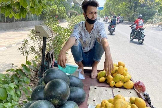 Lockdown मुळे गेली नोकरी, फळे आणि भाजीपाला विकून उदरनिर्वाह करतोय ग्रॅज्युएट