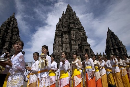 Balinese Hindu worshipers walk during the Tawur Agung ritual ahead of "Nyepi", Bali's Day of Silence and the Hindu New Year, at Prambanan temple in Yogyakarta March 4, 2011. Most Balinese Hindus practice self-reflection by staying home as they observe this quiet holiday. Nyepi falls on March 5, 2011. REUTERS/Dwi Oblo (INDONESIA - Tags: SOCIETY RELIGION) - RTR2JFLR