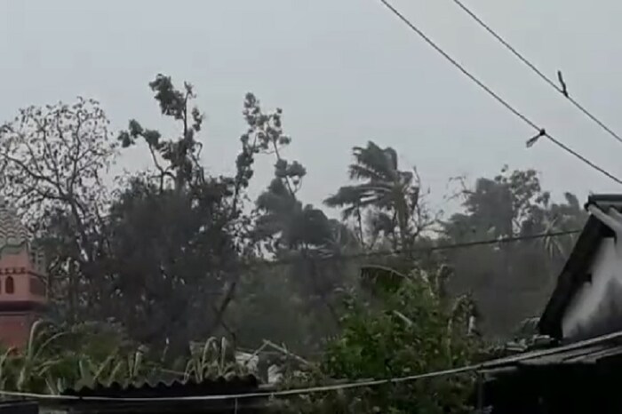 काकद्वीप भागात जोरदार वाऱ्यांनी झाडं, विजेचे खांब उलथून टाकले.