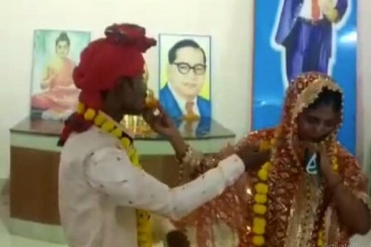 लॉकडाऊनमध्ये फुललं प्रेम; अन्नदान करताना भीक मागणाऱ्या मुलीच्या प्रेमात पडला आणि केला विवाह