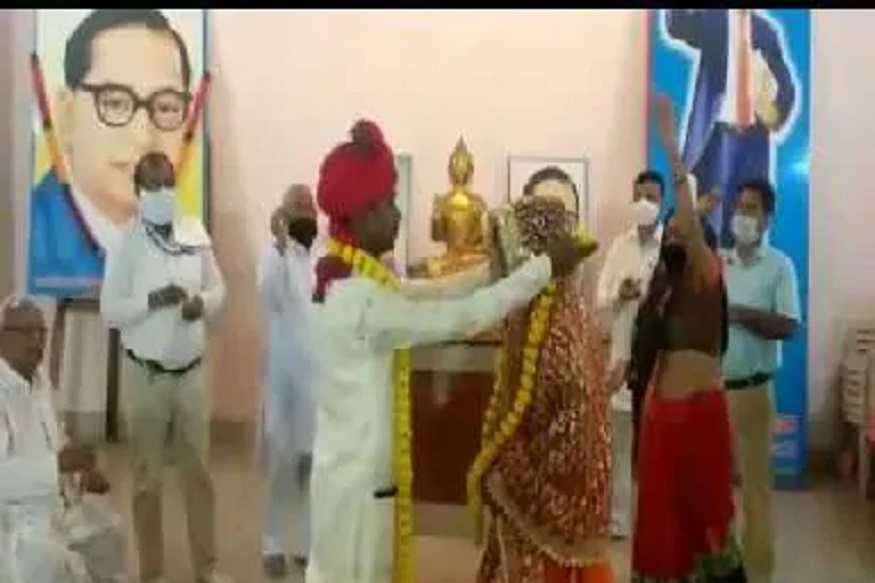 जेवणाचे पॅकेट वाटताना भीक मागणाऱ्या मुलीच्या पडला प्रेमात, तरुणाने तिच्याशी केलं लग्न