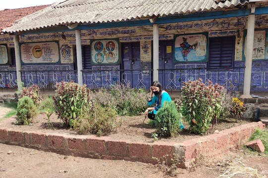 गावाबाहेर करण्यात आलं जवानाच्या पत्नीला क्वारंटाइन, केलं असं काम की...