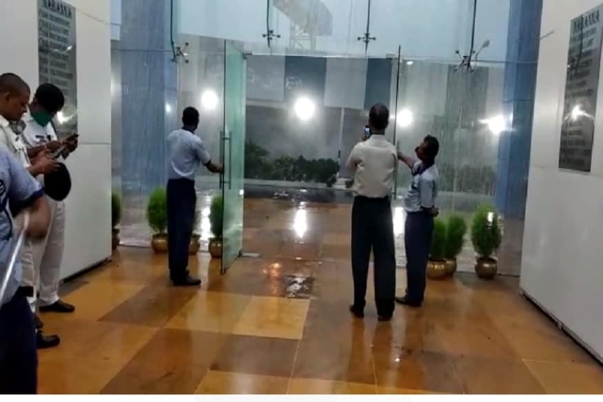 किनारपट्टीवर ताशी 160 ते 170 किमी वेगाने वारे वाहात होते. कोलाकात्यालाही वादळी पावसाने झोडपलं. किनारपट्टीवर ताशी 160 ते 170 किमी वेगाने वारे वाहात होते. कोलाकात्यालाही वादळी पावसाने झोडपलं.