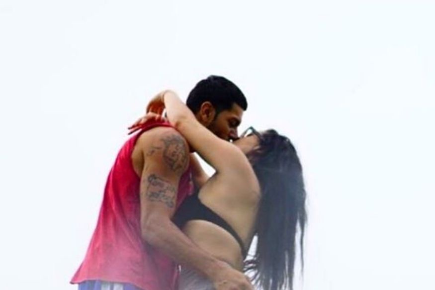 जॅकी श्रॉफची लेक कृष्णाचा रोमँटिक अंदाज, बॉयफ्रेंडला Liplock Kiss करतानाचे फोटो व्हायरल