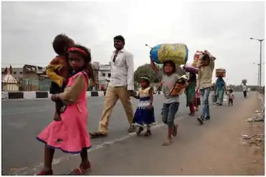 चालत गावी निघालेल्या मजूर महिलेने रस्त्यातच दिला बाळाला जन्म, प्रसूतीनंतरही जोखमीचा प्रवास सुरुच