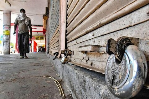 कोरोनाच्या वाढत्या संसर्गामुळे मुंबई, ठाणे आणि पुण्यासारख्या शहरांमध्ये लॉकडाऊन ऩसला तरी नियम तेच ठेवण्यात आले आहेत. 
