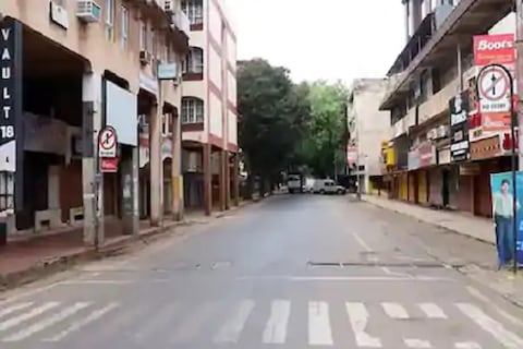 बारामतीत कोरोना बाधीत रूग्णांच्या संख्येत प्रचंड वाढ होत असल्याने आजपासून 7 दिवस जनता कर्फ्यू जारी करण्यात आला आहे.