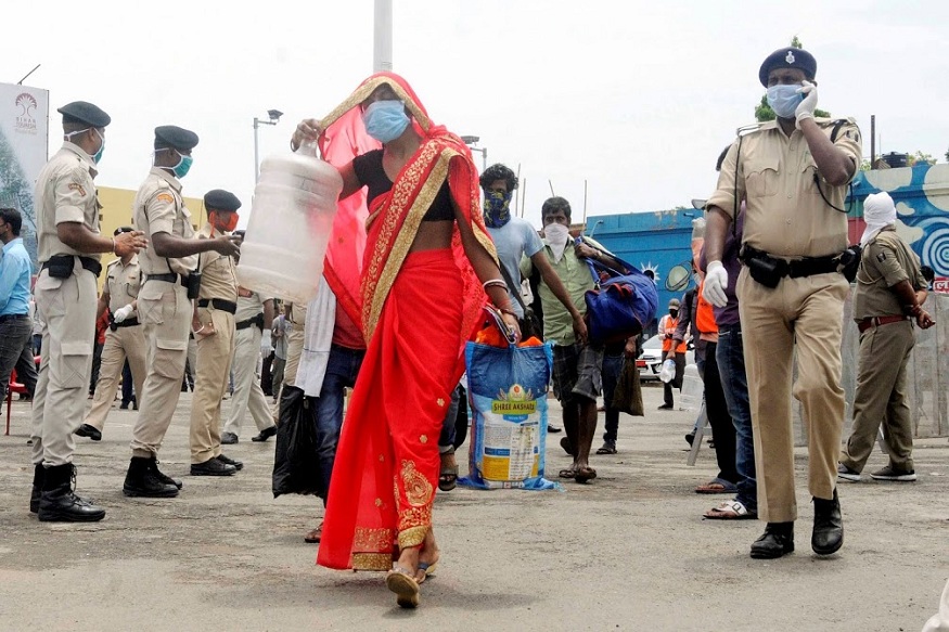 Patna: Bihar's migrants, arrived at Danapur railway station by a special train from Bengaluru, leave to board special buses arranged by the State government to reach their native places, amid COVID-19 lockdown in Patna, Tuesday, May 5, 2020. (PTI Photo) (PTI05-05-2020_000046B)