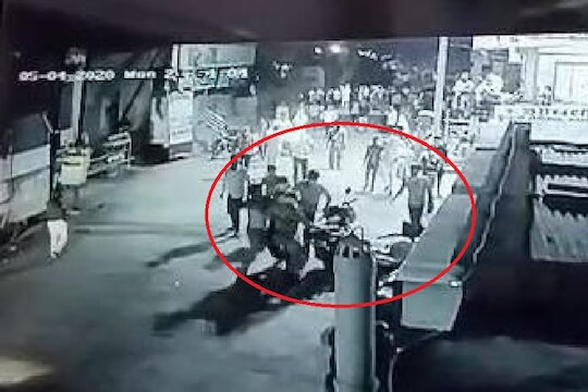 आपलं रक्षण करणाऱ्या पोलिसाला 6 तरुणांनी केली बेदम मारहाण, घटना CCTVमध्ये कैद