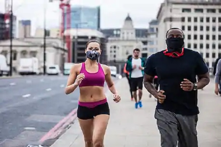 मास्क घालून धावत होता तरूण, काही मिनिटांत फुटली फुफ्फुसं; अवस्था पाहून डॉक्टरही हादरले